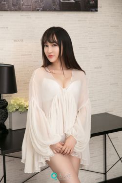 美女露出乳胸扒开尿口直播